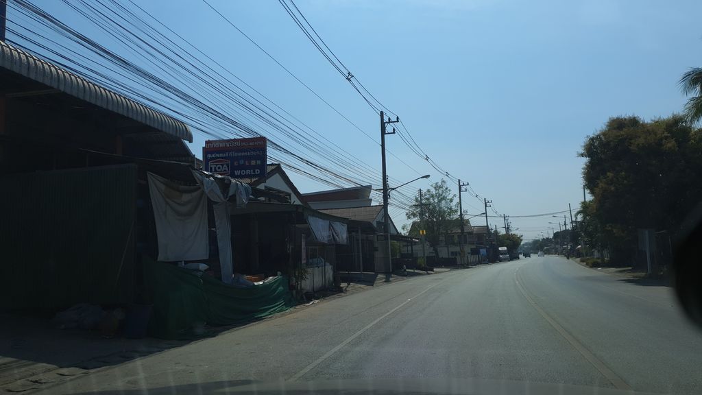 ภาพถนนตรงที่ มากิต้าพาณิชย์ ตั้งอยู่ ถ่ายโดย jrcarlsen พ.ศ. 2563 (2020) · A street-level view of where มากิต้าพาณิชย์ · Maki Taphanit stands, by jrcarlsen in 2563 (2020)