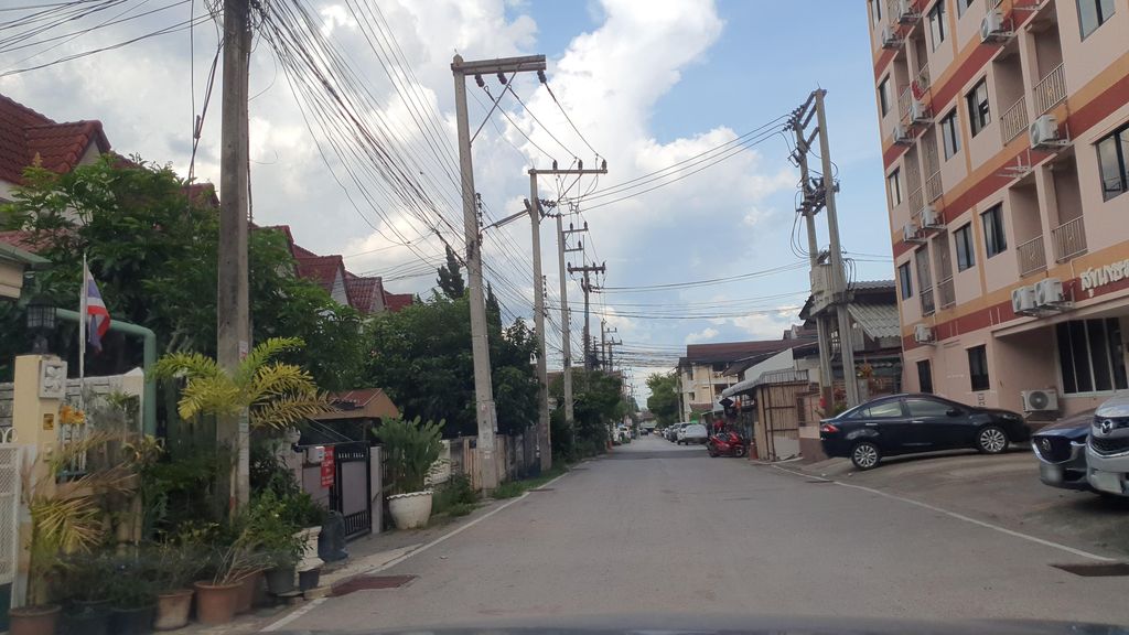 ภาพถนนตรงที่ Townhouse ตั้งอยู่ ถ่ายโดย jrcarlsen พ.ศ. 2565 (2022) · A street-level view of where Townhouse stands, by jrcarlsen in 2565 (2022)