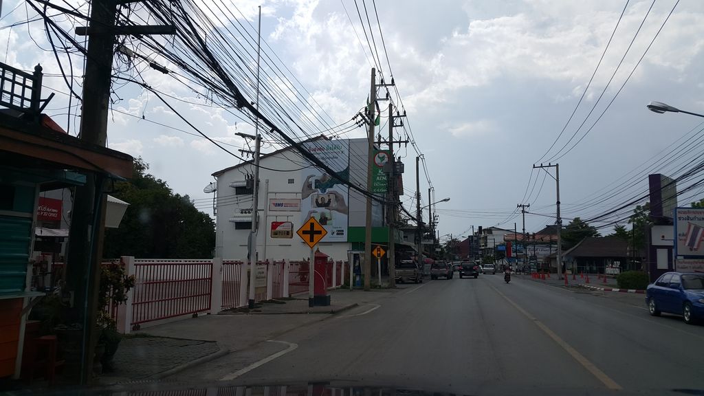 ภาพถนนตรงที่ หมูวีพี ตั้งอยู่ ถ่ายโดย jrcarlsen พ.ศ. 2559 (2016) · A street-level view of where หมูวีพี · Muwiphi stands, by jrcarlsen in 2559 (2016)
