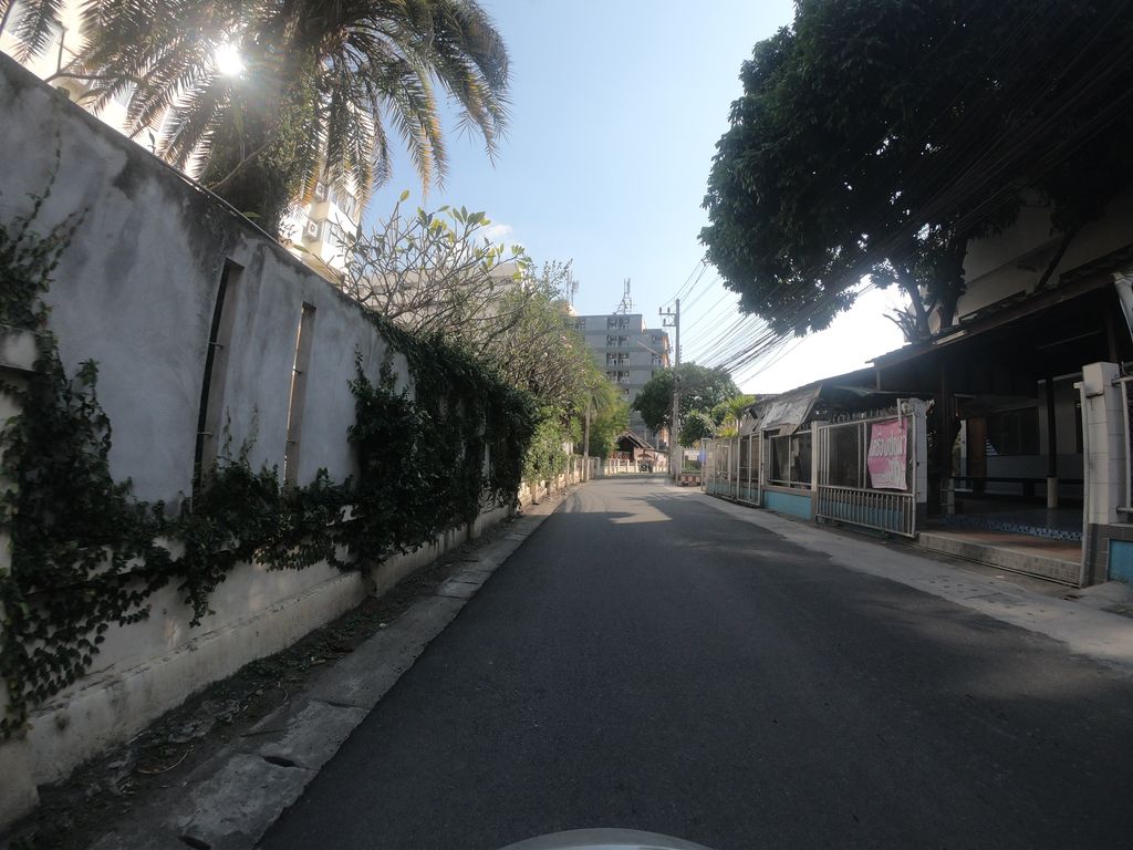 ภาพถนนตรงที่ ลิฟติ้งขนตา ตั้งอยู่ ถ่ายโดย chanuwath_grab พ.ศ. 2562 (2019) · A street-level view of where ลิฟติ้งขนตา · Liptingkhonta stands, by chanuwath_grab in 2562 (2019)