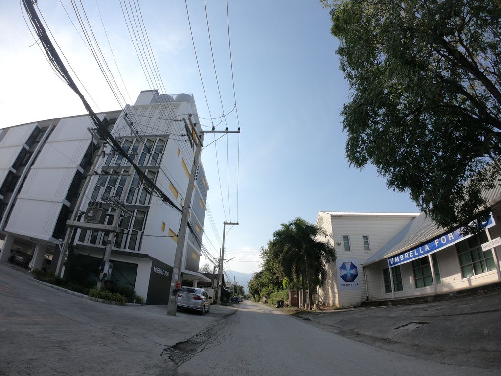 ภาพถนนตรงที่ สุขเกษมโรตี ตั้งอยู่ ถ่ายโดย chanuwath_grab พ.ศ. 2562 (2019) · A street-level view of where สุขเกษมโรตี · Suk Kasem Roti stands, by chanuwath_grab in 2562 (2019)