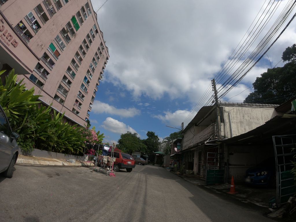 ภาพถนนตรงที่ คอนโดอังเกตุพาวิลเลียน ตั้งอยู่ ถ่ายโดย chanuwath_grab พ.ศ. 2562 (2019) · A street-level view of where คอนโดอังเกตุพาวิลเลียน · Condo Ang Ketu Phaola Lian stands, by chanuwath_grab in 2562 (2019)