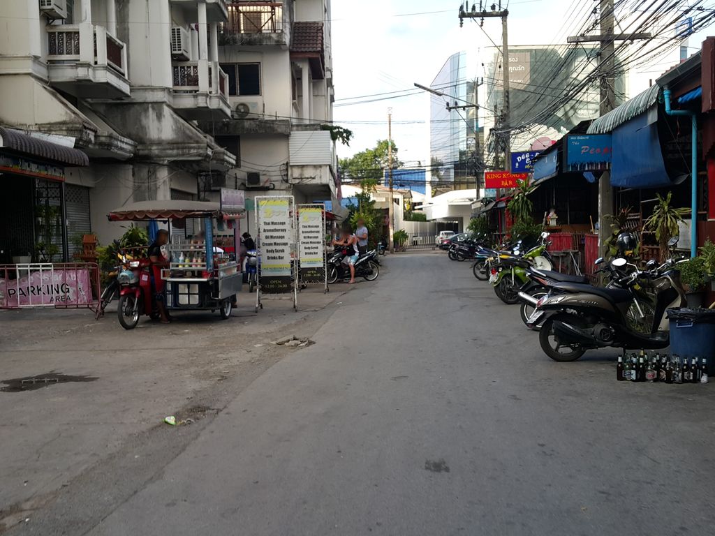 ภาพถนนตรงที่ สามเลี่ยม ทองคำ ตั้งอยู่ ถ่ายโดย jrcarlsen พ.ศ. 2558 (2015) · A street-level view of where สามเลี่ยม ทองคำ · Samliam Thong Kham stands, by jrcarlsen in 2558 (2015)