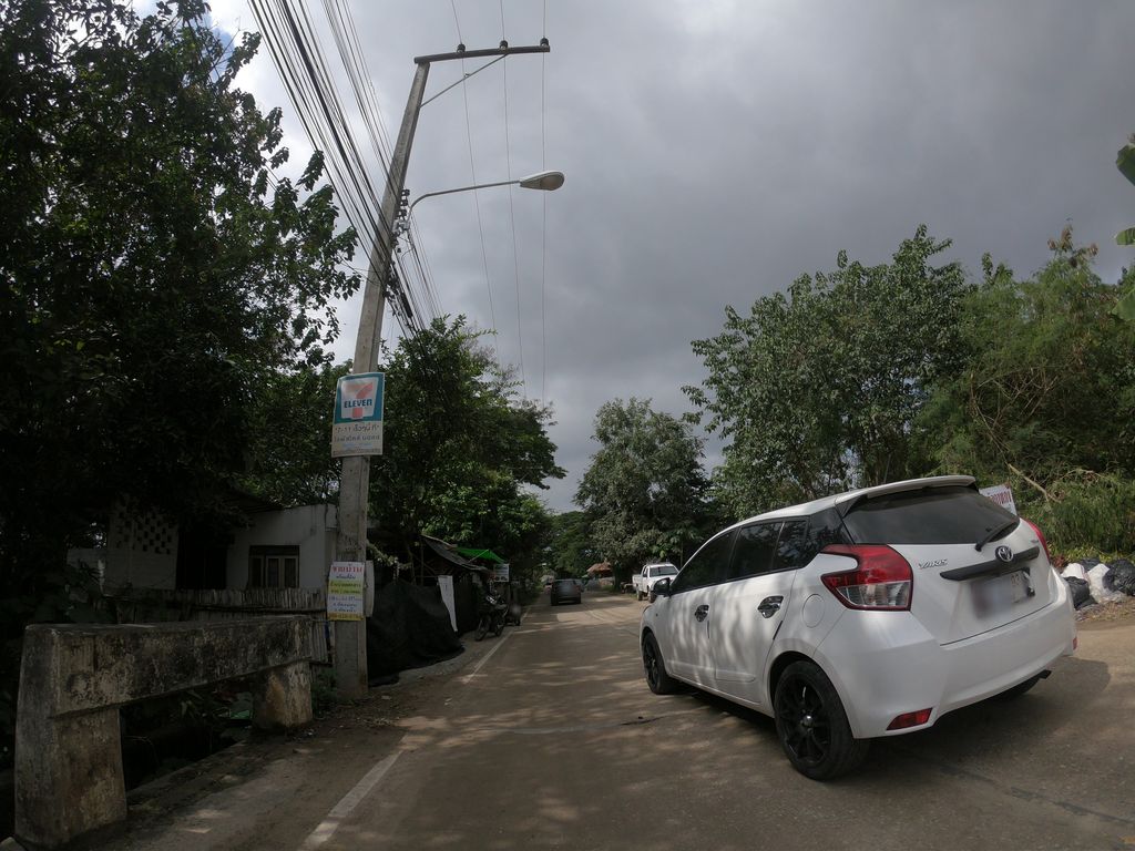 ภาพถนนตรงที่ RoomHairCut ตั้งอยู่ ถ่ายโดย chanuwath_grab พ.ศ. 2562 (2019) · A street-level view of where RoomHairCut stands, by chanuwath_grab in 2562 (2019)