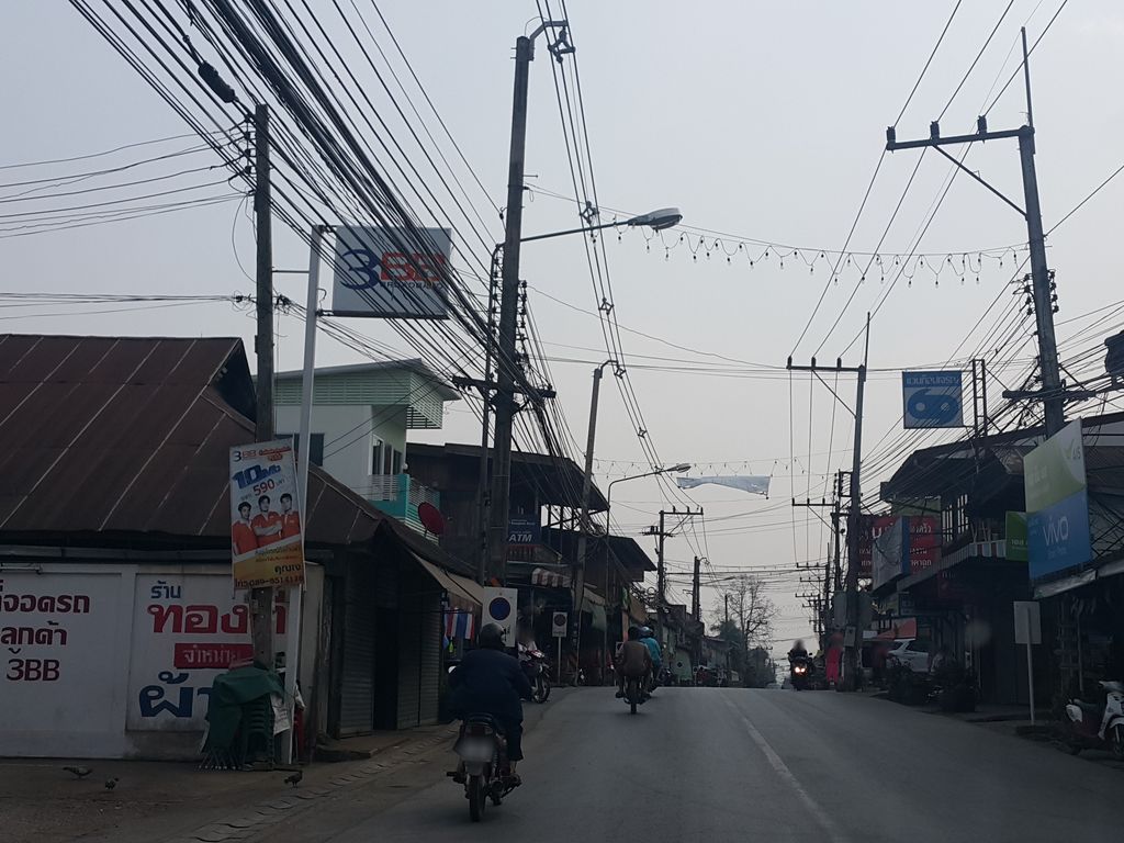 ภาพถนนตรงที่ lonely cup ตั้งอยู่ ถ่ายโดย jrcarlsen พ.ศ. 2559 (2016) · A street-level view of where lonely cup stands, by jrcarlsen in 2559 (2016)