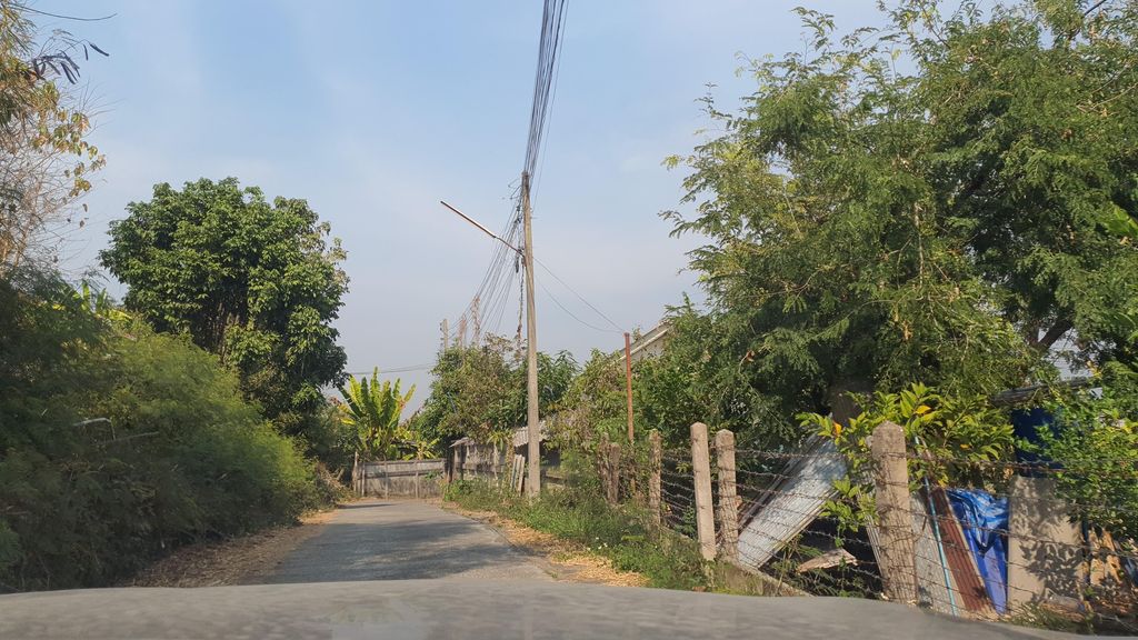 ภาพถนนตรงที่ จริงใจดีไซน์ ร้านผ้าม่าน ตั้งอยู่ ถ่ายโดย jrcarlsen พ.ศ. 2566 (2023) · A street-level view of where จริงใจดีไซน์ ร้านผ้าม่าน · Charingchaidisai Ran Phaman stands, by jrcarlsen in 2566 (2023)