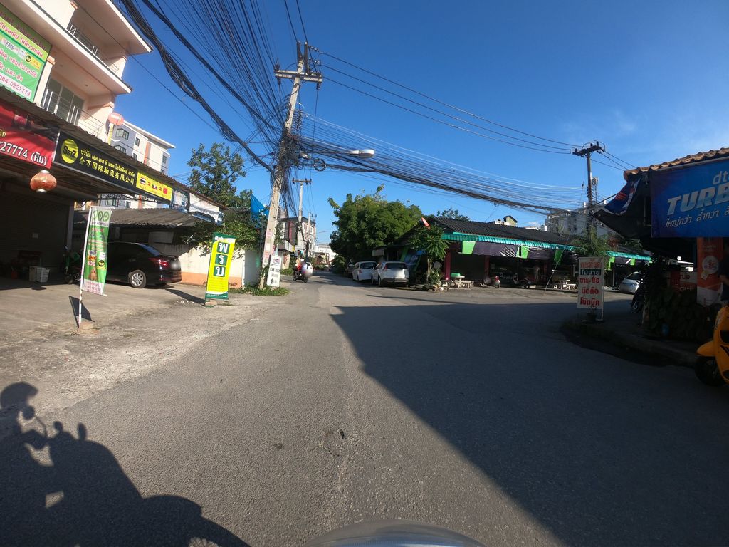 ภาพถนนตรงที่ OKCom.Chiangmai ตั้งอยู่ ถ่ายโดย chanuwath_grab พ.ศ. 2562 (2019) · A street-level view of where OKCom.Chiangmai stands, by chanuwath_grab in 2562 (2019)