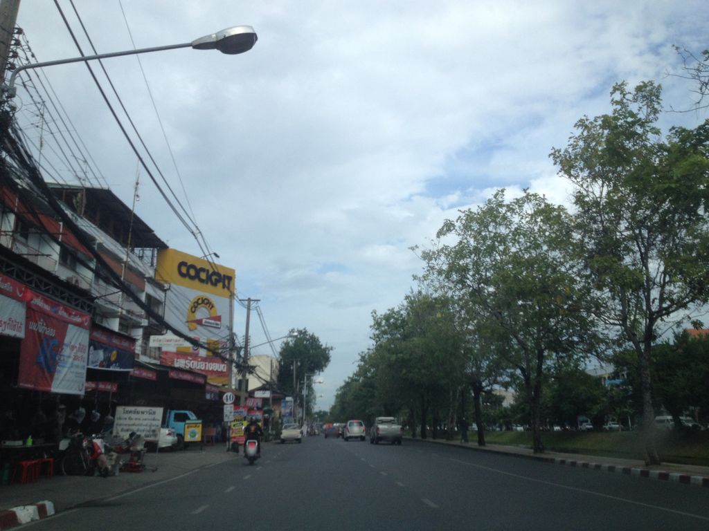 ภาพถนนตรงที่ Iris Hostel ตั้งอยู่ ถ่ายโดย jimwatana พ.ศ. 2558 (2015) · A street-level view of where Iris Hostel stands, by jimwatana in 2558 (2015)