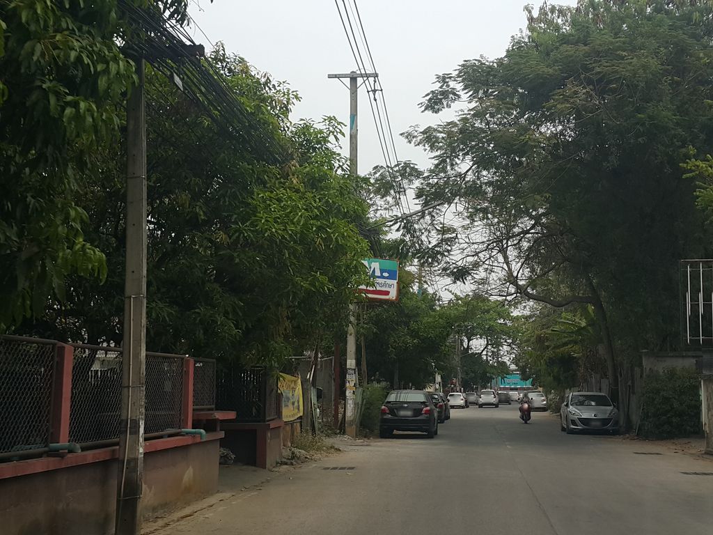 ภาพถนนตรงที่ ภิรมย์ บาร์ ตั้งอยู่ ถ่ายโดย jrcarlsen พ.ศ. 2559 (2016) · A street-level view of where ภิรมย์ บาร์ · Phinma Bar stands, by jrcarlsen in 2559 (2016)
