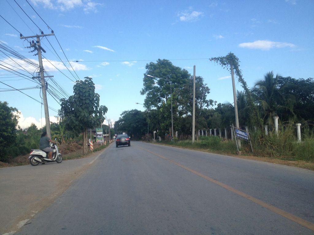 ภาพถนนตรงที่ ริเวอร์กริล ตั้งอยู่ ถ่ายโดย jimwatana พ.ศ. 2558 (2015) · A street-level view of where ริเวอร์กริล · River Krin stands, by jimwatana in 2558 (2015)