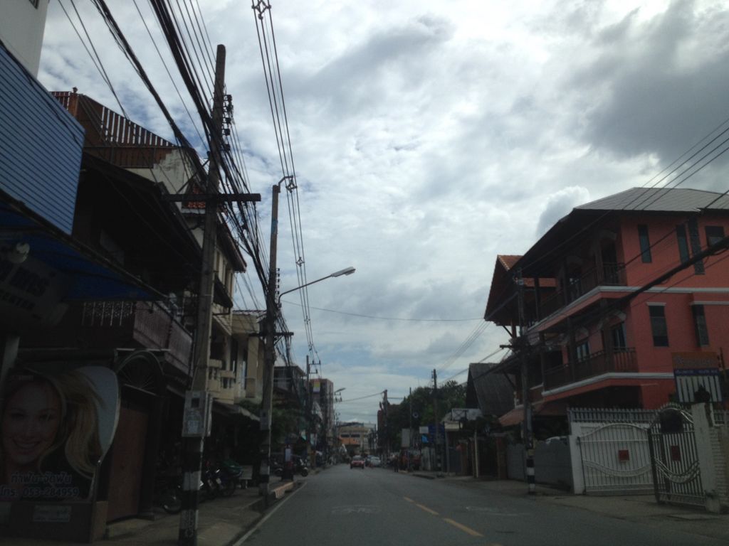 ภาพถนนตรงที่ ห้างหุ้นส่วนจำกัด ไชยเรืองศรี ตั้งอยู่ ถ่ายโดย jimwatana พ.ศ. 2558 (2015) · A street-level view of where ห้างหุ้นส่วนจำกัด ไชยเรืองศรี · Chairueangsi Partnership stands, by jimwatana in 2558 (2015)