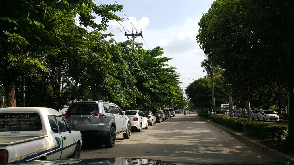 ภาพถนนตรงที่ เพื่อนแอดเชียงใหม่ ตั้งอยู่ ถ่ายโดย jrcarlsen พ.ศ. 2559 (2016) · A street-level view of where เพื่อนแอดเชียงใหม่ · Phuean Aetchiangmai stands, by jrcarlsen in 2559 (2016)