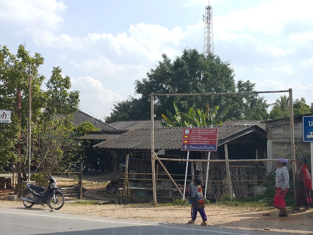 ภาพถนนตรงที่ สี่แยกหอมด่วน ตั้งอยู่ ถ่ายโดย jrcarlsen พ.ศ. 2558 (2015) · A street-level view of where สี่แยกหอมด่วน · Siyaek Homduan stands, by jrcarlsen in 2558 (2015)