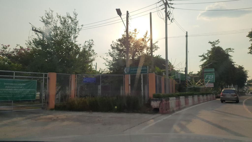 ภาพถนนตรงที่ ประตูระบายน้ำวังตาล ตั้งอยู่ ถ่ายโดย jrcarlsen พ.ศ. 2564 (2021) · A street-level view of where ประตูระบายน้ำวังตาล · Pratu Rabai Nam Wangtan stands, by jrcarlsen in 2564 (2021)