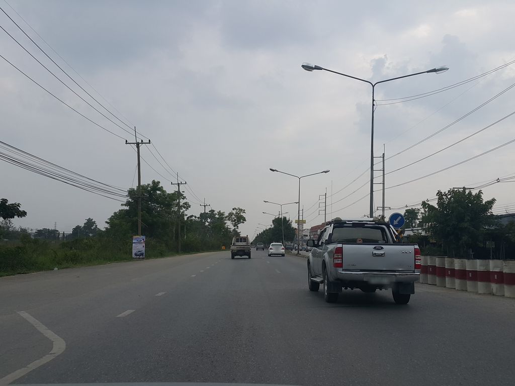 ภาพถนนตรงที่ เพชรนครโภชนา ตั้งอยู่ ถ่ายโดย jrcarlsen พ.ศ. 2558 (2015) · A street-level view of where เพชรนครโภชนา · Phet Nakhon Photna stands, by jrcarlsen in 2558 (2015)