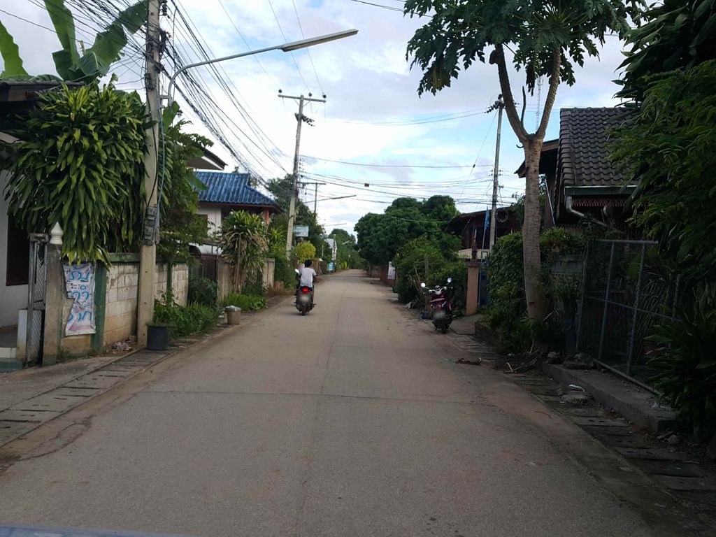 ภาพถนนตรงที่ บ้านเกาะ แม่แจ่ม ตั้งอยู่ ถ่ายโดย jrcarlsen พ.ศ. 2558 (2015) · A street-level view of where บ้านเกาะ แม่แจ่ม · Ban Ko Mae Chaem stands, by jrcarlsen in 2558 (2015)