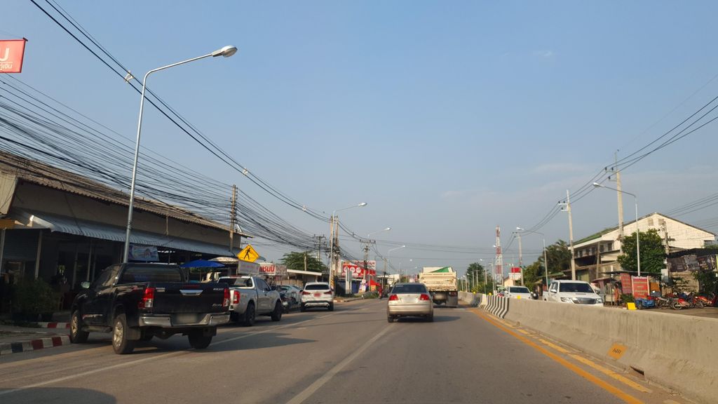 ภาพถนนตรงที่ แม่วางสัตวแพทย์ ตั้งอยู่ ถ่ายโดย jrcarlsen พ.ศ. 2565 (2022) · A street-level view of where แม่วางสัตวแพทย์ · Mae Wang Satwaphaet stands, by jrcarlsen in 2565 (2022)