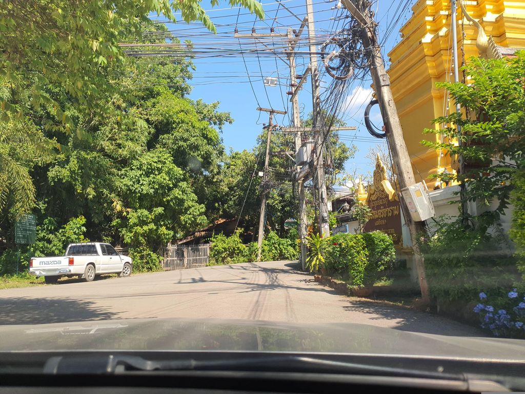 ภาพถนนตรงที่ วัดพรหมจริยาราม ตั้งอยู่ ถ่ายโดย jrcarlsen พ.ศ. 2566 (2023) · A street-level view of where วัดพรหมจริยาราม · Wat Pharama Chariya Ram stands, by jrcarlsen in 2566 (2023)
