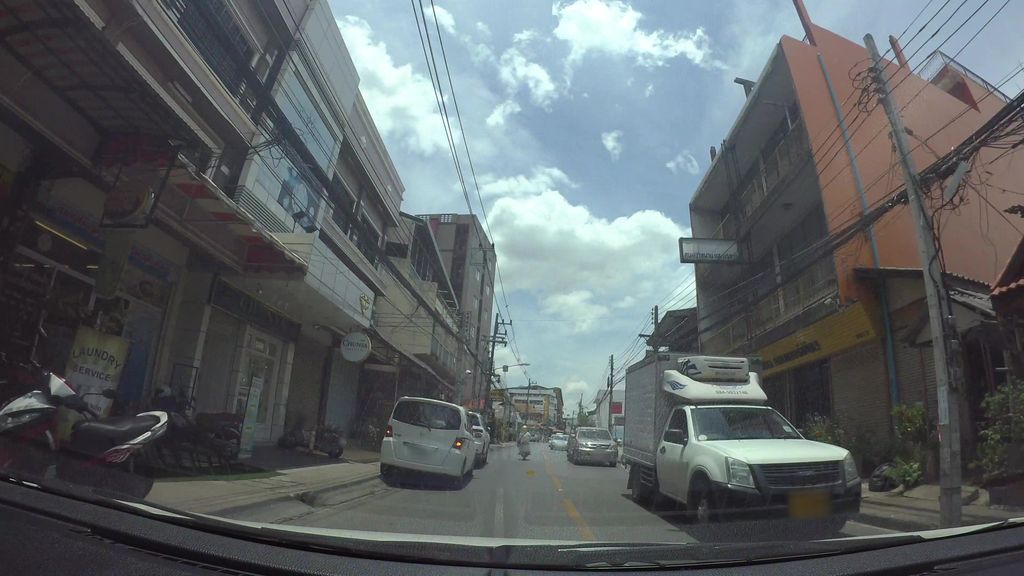 ภาพถนนตรงที่ Wualai Silver Cluster ตั้งอยู่ ถ่ายโดย kaart_3 พ.ศ. 2562 (2019) · A street-level view of where Wualai Silver Cluster stands, by kaart_3 in 2562 (2019)