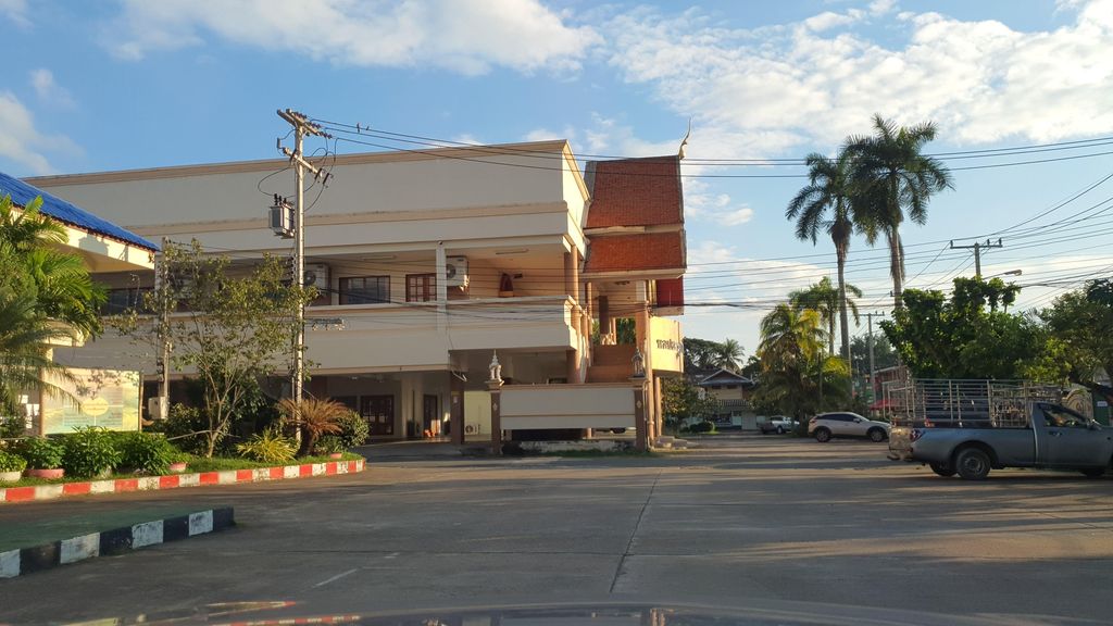 ภาพถนนตรงที่ ถนนคนเดินดอยสะเก็ด ตั้งอยู่ ถ่ายโดย jrcarlsen พ.ศ. 2564 (2021) · A street-level view of where ถนนคนเดินดอยสะเก็ด · Thanon Khondoen Doi Saket stands, by jrcarlsen in 2564 (2021)