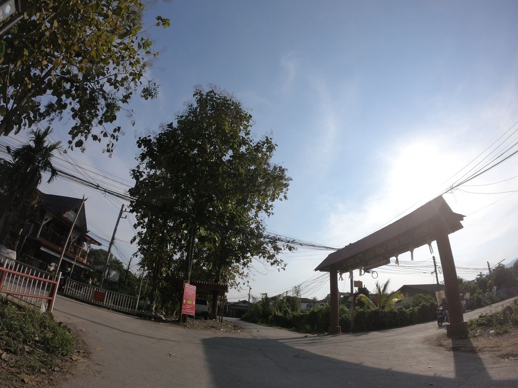 ภาพถนนตรงที่ Hunter Fries ตั้งอยู่ ถ่ายโดย chanuwath_grab พ.ศ. 2562 (2019) · A street-level view of where Hunter Fries stands, by chanuwath_grab in 2562 (2019)