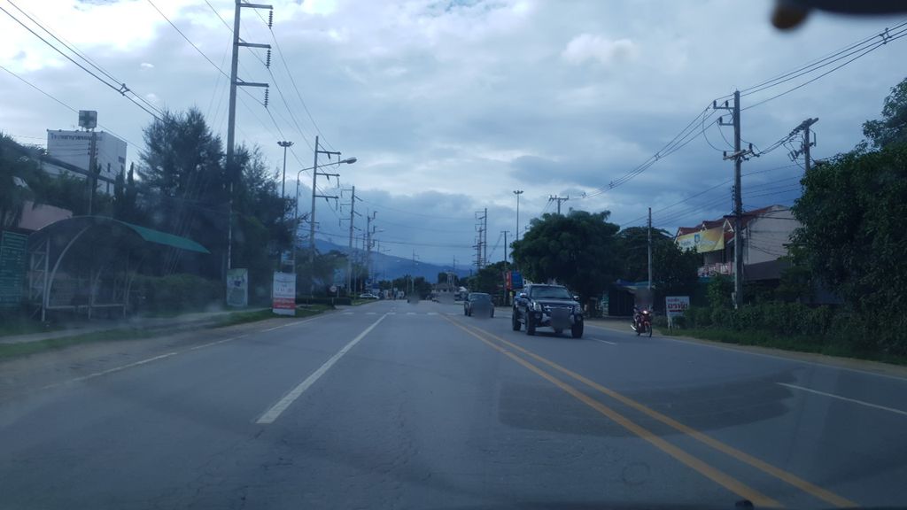 ภาพถนนตรงที่ เซเว่นอีเลฟเ ตั้งอยู่ ถ่ายโดย silamanee พ.ศ. 2561 (2018) · A street-level view of where เซเว่นอีเลฟเ · Sewenilep stands, by silamanee in 2561 (2018)