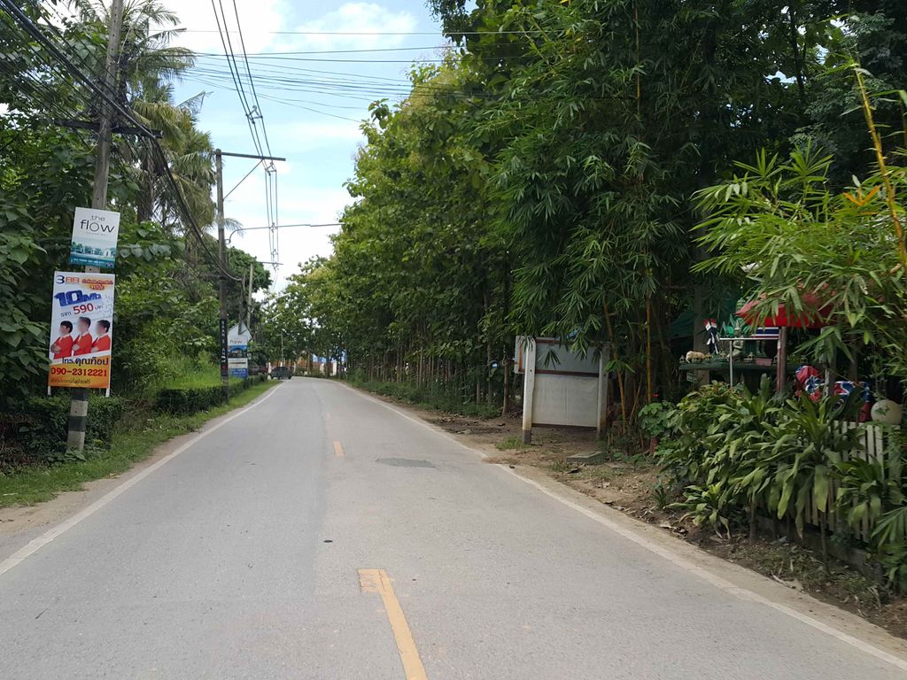 ภาพถนนตรงที่ ครัวแวร์ซายส์2 ตั้งอยู่ ถ่ายโดย jrcarlsen พ.ศ. 2558 (2015) · A street-level view of where ครัวแวร์ซายส์2 · Khrua Waesai2 stands, by jrcarlsen in 2558 (2015)
