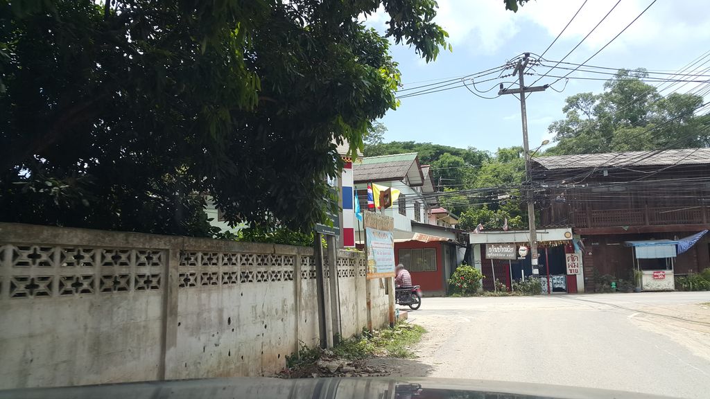 ภาพถนนตรงที่ ตลาดเช้าบ้านป่ากล้วย ตั้งอยู่ ถ่ายโดย jrcarlsen พ.ศ. 2559 (2016) · A street-level view of where ตลาดเช้าบ้านป่ากล้วย · Chao Ban Pa Kluai Market stands, by jrcarlsen in 2559 (2016)