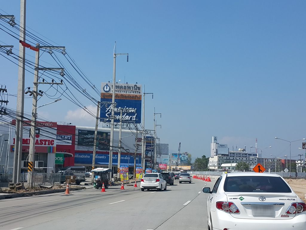 ภาพถนนตรงที่ Extra mobile ตั้งอยู่ ถ่ายโดย jrcarlsen พ.ศ. 2559 (2016) · A street-level view of where Extra mobile stands, by jrcarlsen in 2559 (2016)