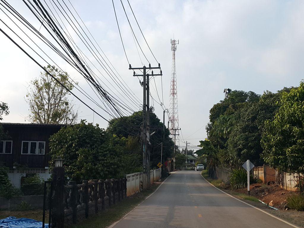 ภาพถนนตรงที่ Goodwill Farm ตั้งอยู่ ถ่ายโดย jrcarlsen พ.ศ. 2558 (2015) · A street-level view of where Goodwill Farm stands, by jrcarlsen in 2558 (2015)