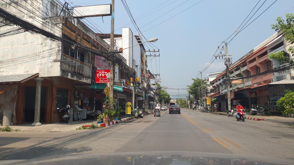 ภาพถนนตรงที่ แอ่วผ่อเซาะกิ๋น ตั้งอยู่ ถ่ายโดย jrcarlsen พ.ศ. 2565 (2022) · A street-level view of where แอ่วผ่อเซาะกิ๋น · Aeopho So Kin stands, by jrcarlsen in 2565 (2022)