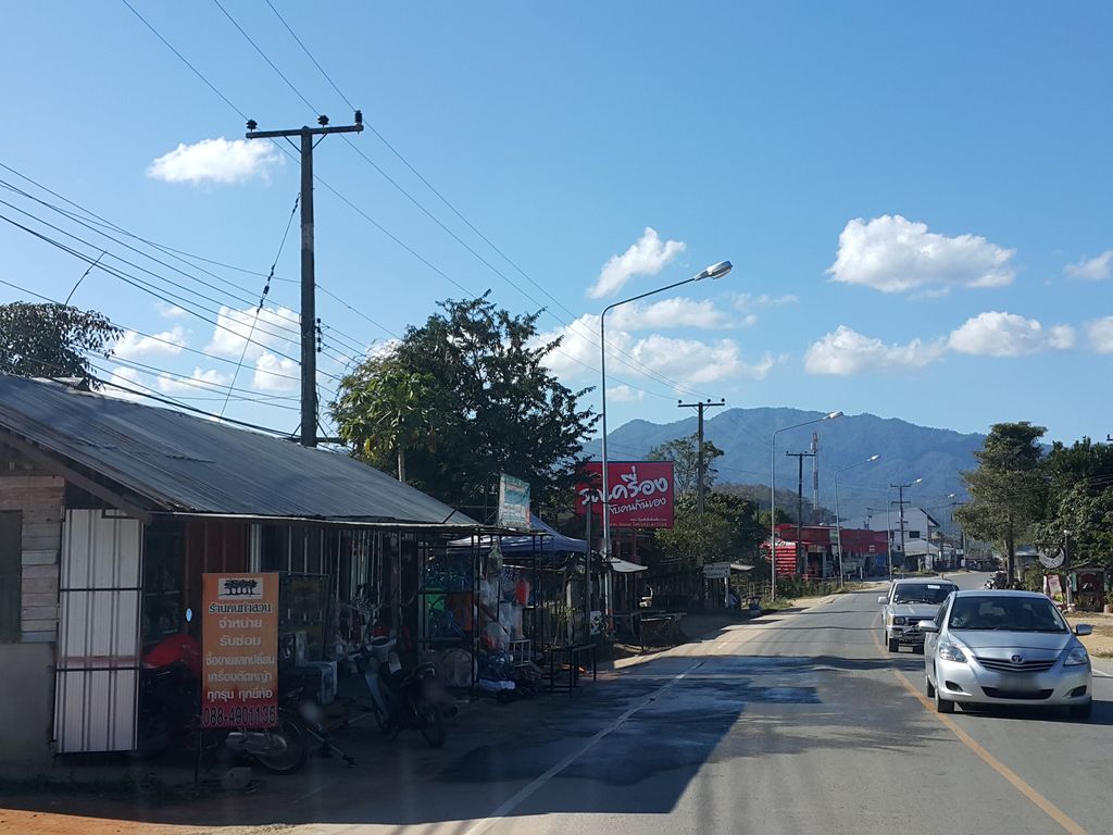 ภาพถนนตรงที่ 3g เวียงแหงโฟน ตั้งอยู่ ถ่ายโดย jrcarlsen พ.ศ. 2558 (2015) · A street-level view of where 3g เวียงแหงโฟน · 3g Wiang Haeng Fon stands, by jrcarlsen in 2558 (2015)