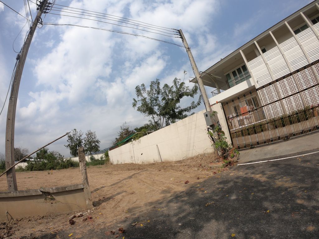 ภาพถนนตรงที่ โรงงานบะหมี่ลำปางเลิศรส ตั้งอยู่ ถ่ายโดย chanuwath_grab พ.ศ. 2562 (2019) · A street-level view of where โรงงานบะหมี่ลำปางเลิศรส · Rongngan Bami Lampang Loesot stands, by chanuwath_grab in 2562 (2019)