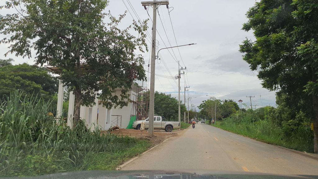 ภาพถนนตรงที่ เสน่ห์ Sanae ตั้งอยู่ ถ่ายโดย jrcarlsen พ.ศ. 2564 (2021) · A street-level view of where เสน่ห์ Sanae stands, by jrcarlsen in 2564 (2021)