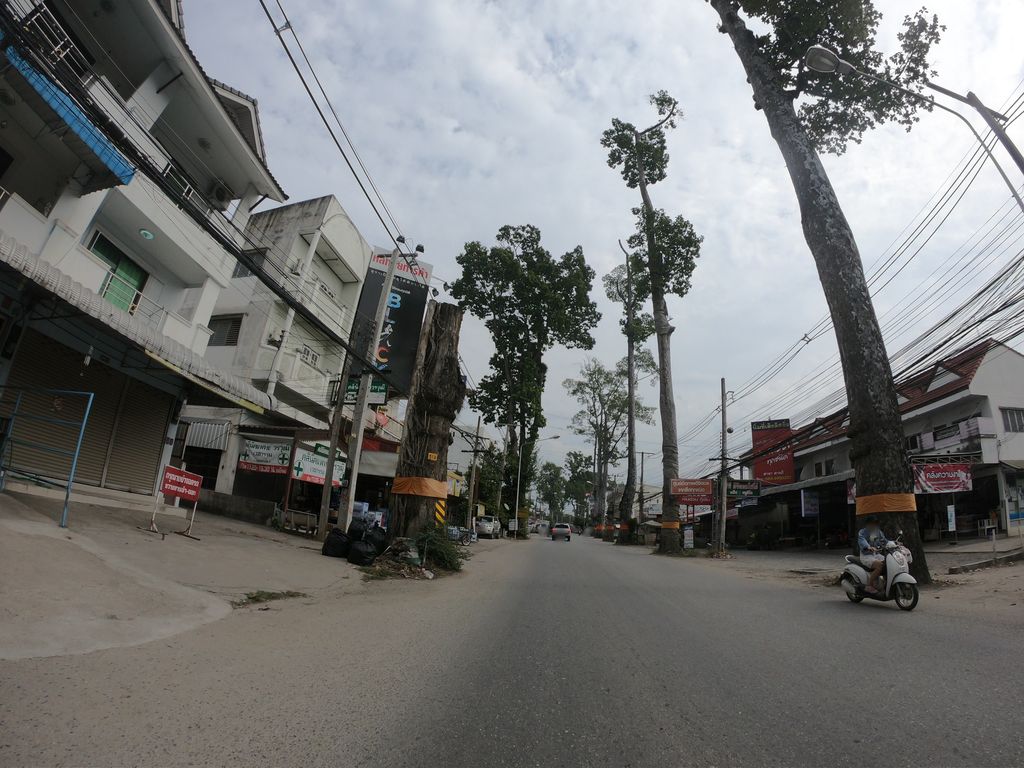 ภาพถนนตรงที่ Laundrybar ตั้งอยู่ ถ่ายโดย chanuwath_grab พ.ศ. 2562 (2019) · A street-level view of where Laundrybar stands, by chanuwath_grab in 2562 (2019)
