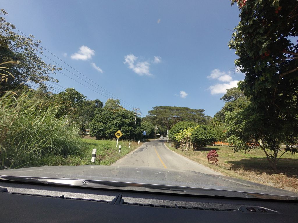 ภาพถนนตรงที่ บ้านสวนจุฑามาศ ตั้งอยู่ ถ่ายโดย mishari พ.ศ. 2563 (2020) · A street-level view of where บ้านสวนจุฑามาศ · Ban Suan Chuthamat stands, by mishari in 2563 (2020)