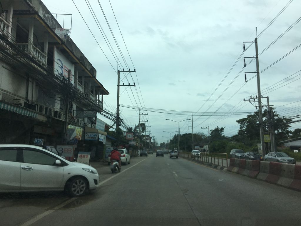 ภาพถนนตรงที่ จิรวัฒน์รางน้ำฝน ตั้งอยู่ ถ่ายโดย wapriz พ.ศ. 2561 (2018) · A street-level view of where จิรวัฒน์รางน้ำฝน · Chinwat Rangnamfon stands, by wapriz in 2561 (2018)