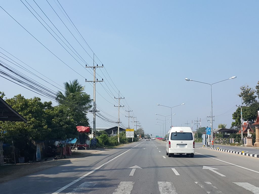 ภาพถนนตรงที่ ร้านมักลาบ มักตำ ตั้งอยู่ ถ่ายโดย jrcarlsen พ.ศ. 2558 (2015) · A street-level view of where ร้านมักลาบ มักตำ · Ran Maklap Maktam stands, by jrcarlsen in 2558 (2015)