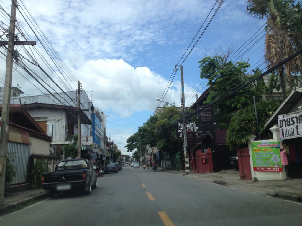 ภาพถนนตรงที่ โรงแรมตรีญาณรส โคโลเนียล เฮ้าส์ ตั้งอยู่ ถ่ายโดย jimwatana พ.ศ. 2558 (2015) · A street-level view of where โรงแรมตรีญาณรส โคโลเนียล เฮ้าส์ · Triyanrot Kholonian House Hotel stands, by jimwatana in 2558 (2015)