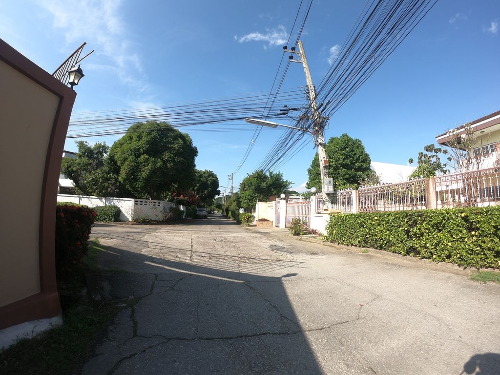ภาพถนนตรงที่ Dhara Chiangmai Travel ตั้งอยู่ ถ่ายโดย chanuwath_grab พ.ศ. 2562 (2019) · A street-level view of where Dhara Chiangmai Travel stands, by chanuwath_grab in 2562 (2019)