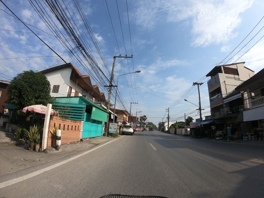 ภาพถนนตรงที่ จีบกั๋นบ๋อ ตั้งอยู่ ถ่ายโดย chanuwath_grab พ.ศ. 2562 (2019) · A street-level view of where จีบกั๋นบ๋อ · Chipkanbo stands, by chanuwath_grab in 2562 (2019)
