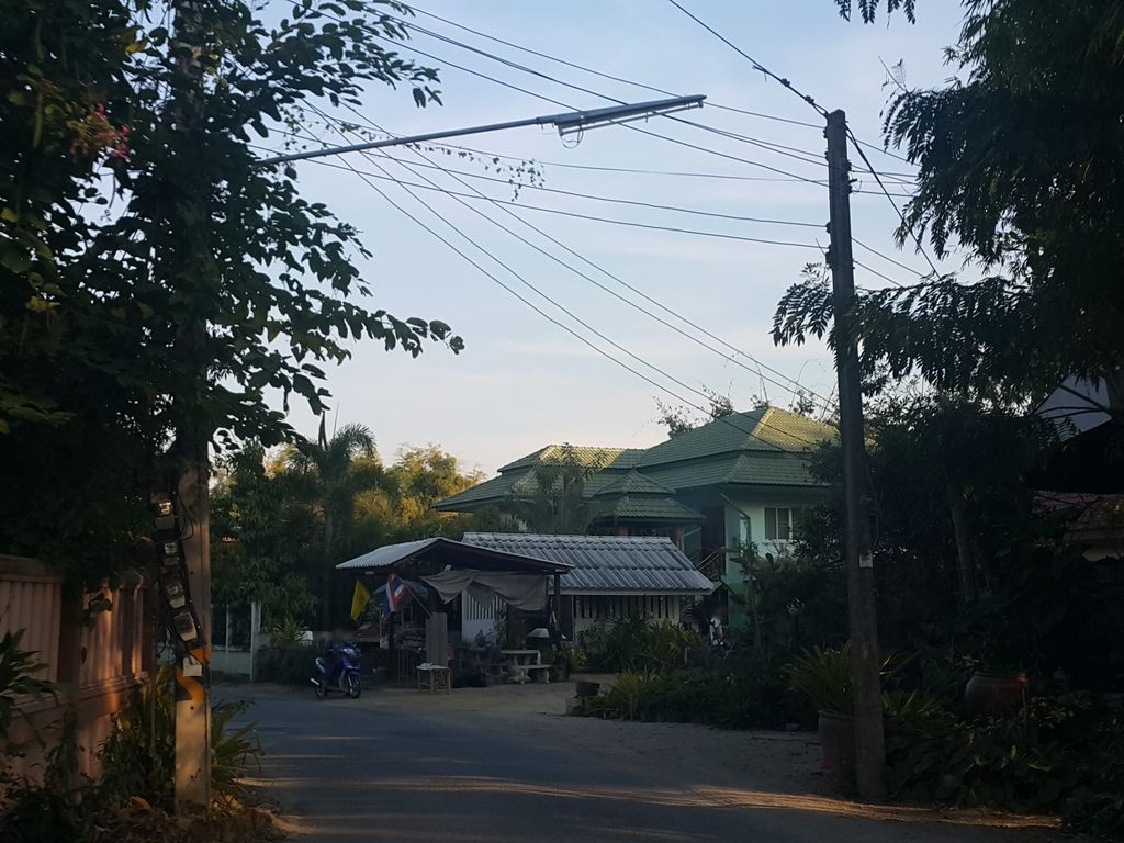 ภาพถนนตรงที่ Reuanmai coffee ตั้งอยู่ ถ่ายโดย jrcarlsen พ.ศ. 2559 (2016) · A street-level view of where Reuanmai coffee stands, by jrcarlsen in 2559 (2016)