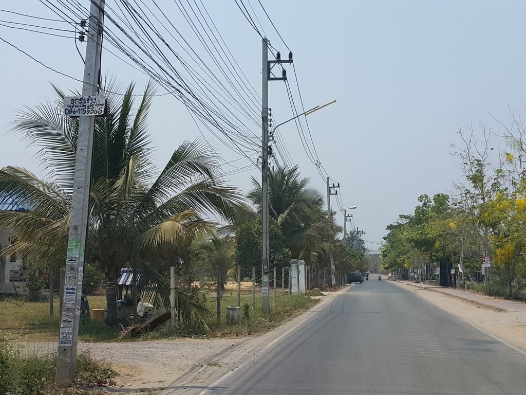 ภาพถนนตรงที่ อู้ดี ตั้งอยู่ ถ่ายโดย jrcarlsen พ.ศ. 2559 (2016) · A street-level view of where อู้ดี · Udi stands, by jrcarlsen in 2559 (2016)