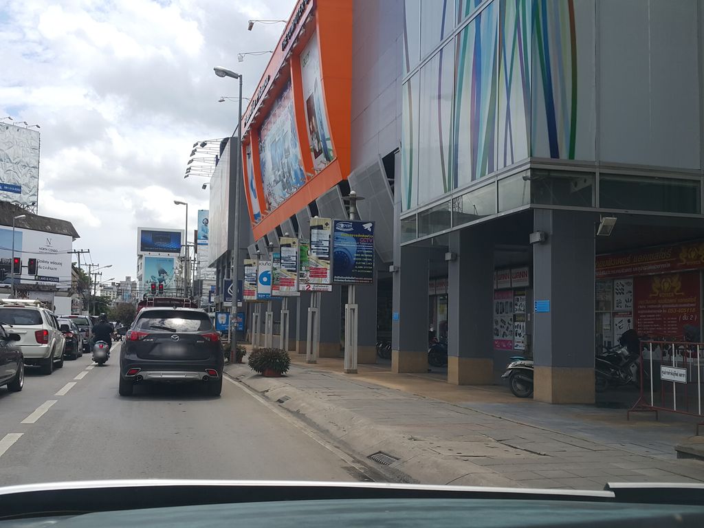 ภาพถนนตรงที่ Lanna Princess Chiang Mai ตั้งอยู่ ถ่ายโดย jrcarlsen พ.ศ. 2558 (2015) · A street-level view of where Lanna Princess Chiang Mai stands, by jrcarlsen in 2558 (2015)
