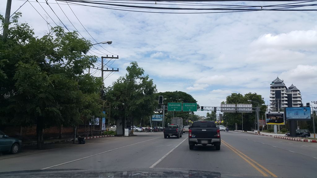 ภาพถนนตรงที่ ร้านสนามไม้ ตั้งอยู่ ถ่ายโดย jrcarlsen พ.ศ. 2559 (2016) · A street-level view of where ร้านสนามไม้ · Ran Sanam Mai stands, by jrcarlsen in 2559 (2016)
