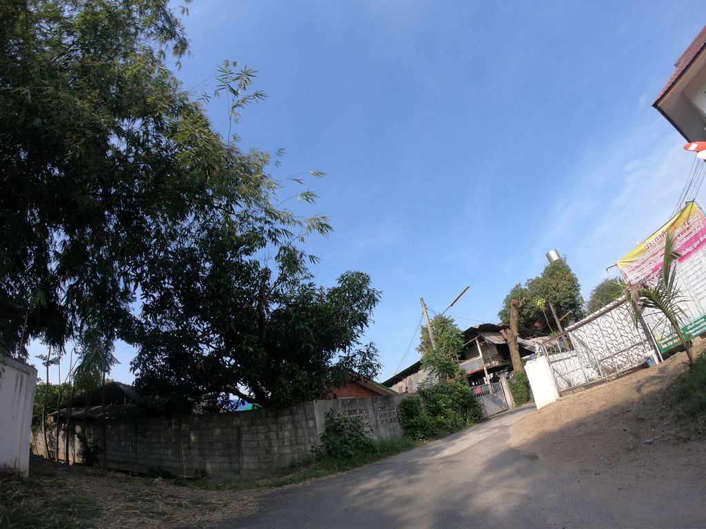 ภาพถนนตรงที่ โฮงส้มตำ ตั้งอยู่ ถ่ายโดย chanuwath_grab พ.ศ. 2562 (2019) · A street-level view of where โฮงส้มตำ · Hongsomtam stands, by chanuwath_grab in 2562 (2019)