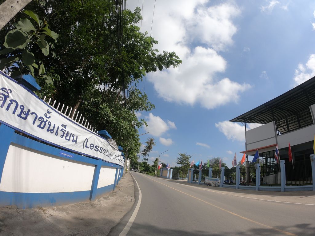 ภาพถนนตรงที่ อาคารความมั่นคง ตั้งอยู่ ถ่ายโดย chanuwath_grab พ.ศ. 2562 (2019) · A street-level view of where อาคารความมั่นคง · Akhan Khwammankhong stands, by chanuwath_grab in 2562 (2019)