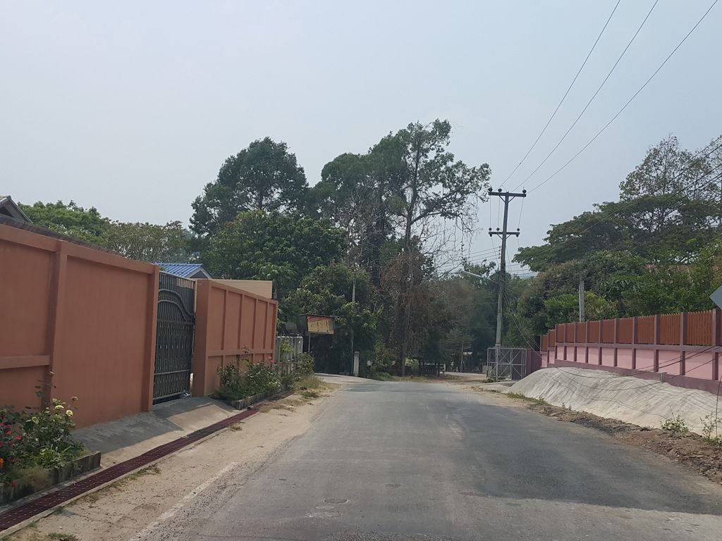 ภาพถนนตรงที่ บุญรักษาคลินิก ตั้งอยู่ ถ่ายโดย jrcarlsen พ.ศ. 2559 (2016) · A street-level view of where บุญรักษาคลินิก · Bunraksa Clinic stands, by jrcarlsen in 2559 (2016)