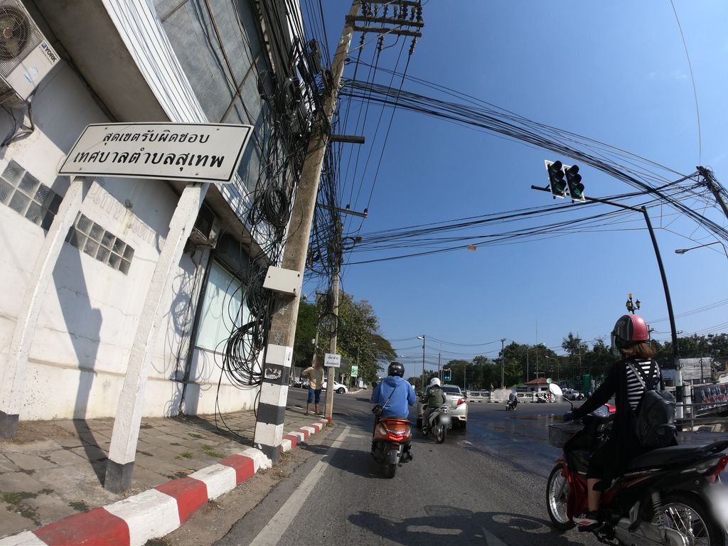 ภาพถนนตรงที่ เป็ดย่างน้ำผึ้งหลังมอ ตั้งอยู่ ถ่ายโดย chanuwath_grab พ.ศ. 2562 (2019) · A street-level view of where เป็ดย่างน้ำผึ้งหลังมอ · Petyang Nam Phueng Langmo stands, by chanuwath_grab in 2562 (2019)
