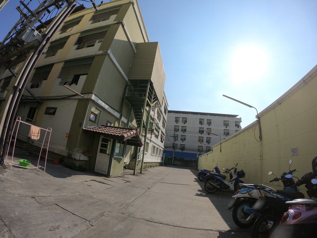 ภาพถนนตรงที่ ROCK Barber CLUB ตั้งอยู่ ถ่ายโดย chanuwath_grab พ.ศ. 2562 (2019) · A street-level view of where ROCK Barber CLUB stands, by chanuwath_grab in 2562 (2019)